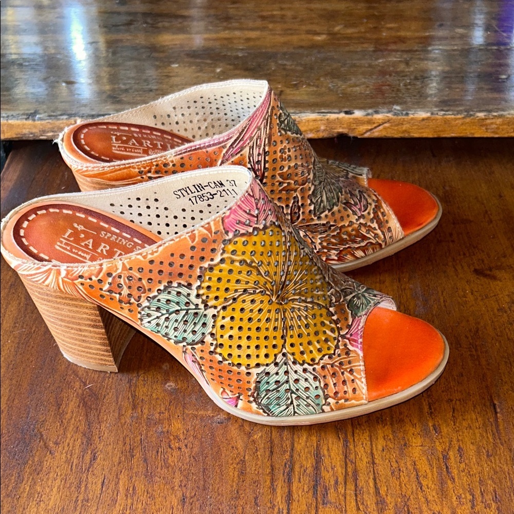 L'ARTISTE (SPRING STEP) Hand Painted‎ Floral on Carmel Leather Open Back Heel 7